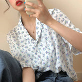 Camisa holgada con cuello en V y estampado floral fresco